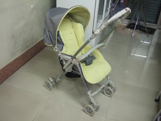 Strollers are imported from Japan Aprica yellow condition at 80% 5900 THB