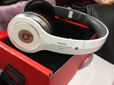  Kaiho listen to the Beats solo HD S450.