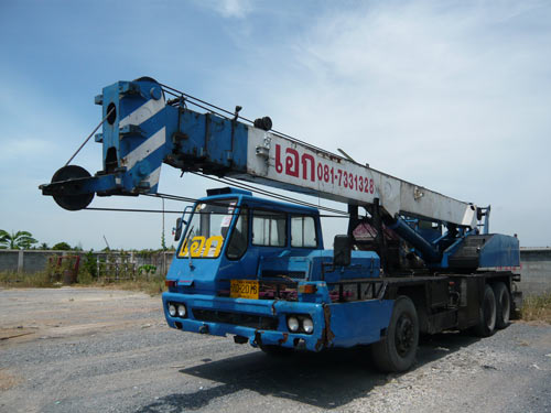  25 tons offshore crane moving container slabs fur tree needles piercing booth construction. Machines, call 081-733-1328.