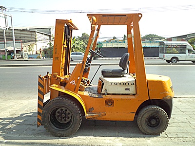  Nissan sold 1.5 tons forklift cylinder petrol engine with 3 meters tall tires, tons of new 4-wheel steering orchestrated from outside the paint is imported from Japan. Immediately.