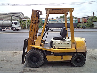  Komatsu forklift for a general two-ton diesel ISUZU stilts three meters sesame Slide steering lost its original color of the imports from Japan. Used immediately.