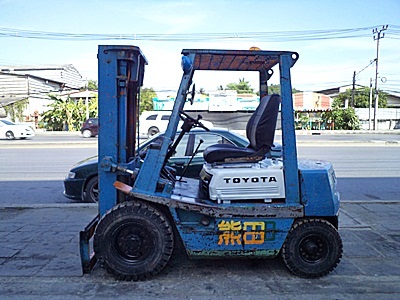  Komatsu Forklift sales in general two tons of sesame oil only, black gear wheel with rubber steering, 3-meter high mast in large part from outside the North of Japan. Used immediately.