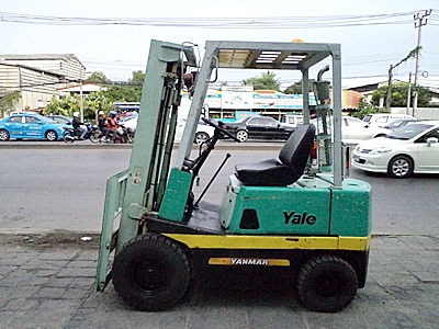  Komatsu Forklift sales in general 2.5 ton cylinder diesel engine with four-meter high pole, ivory, black rubber content in the new four-wheel steering, sesame, grandmother and two meters wide in part from the imported from Japan. Used immediately.