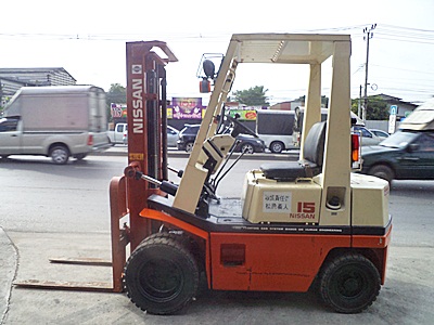  Komatsu forklift for a general two-cylinder gasoline engine in 3-meter high tower with steering lost its original color of the imports from Japan. Used immediately.
