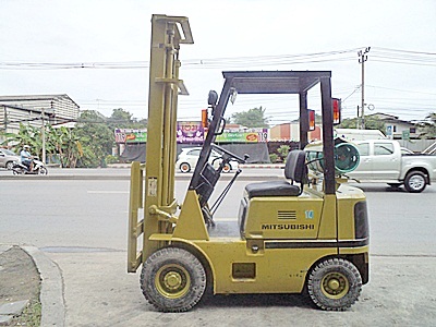  Toyota sold 2.5 tons forklift cylinder diesel Cue Sesame lower steering column height of 6 feet soon. Imported from Japan. Used immediately.