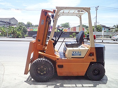  Sell ​​Komatsu forklift tire ton petrol in Otsu 2 tons 3 feet tall new 4-wheel steering orchestrated from outside the paint is imported from Japan. Immediately.