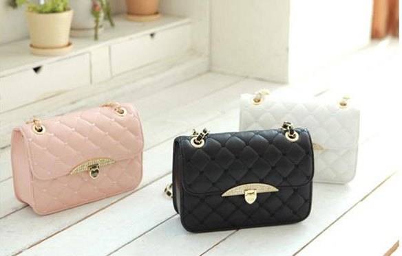  Leather PU. Rectangular bag with diagonal stripes. Small heart embroidery. There are three color gold chain strap Code: yicaishow-: BB5238.