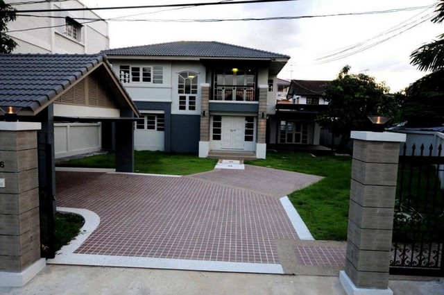 ขายบ้านเดี่ยว 2 ชั้น โชคชัยสี่ Sell a detached house in Chokchai 4 ขนาด 122 ตรว. บรรยากาศดี เงียบสงบ ปลอดภัย ใกล้ทางด่วน