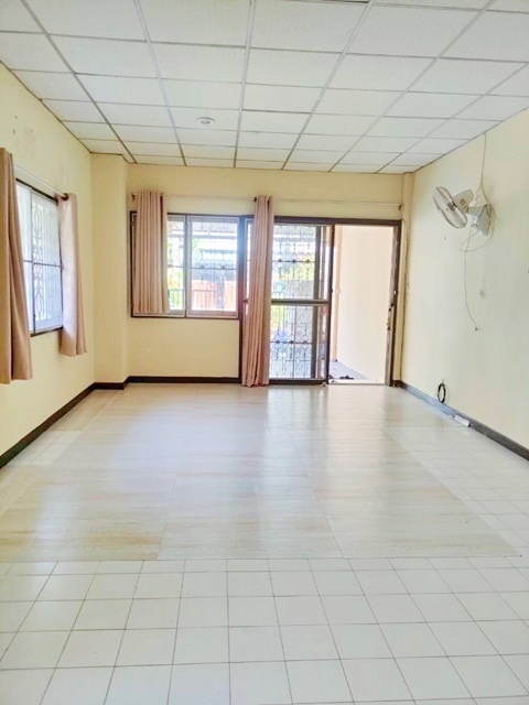 หลังมุม 3นอน 2น้ำซ.จตุโชติ 8-14 ออเงิน สายไหม ทาวน์เฮาส์ 3ชั้น  21ตร.วา.250ตร.ม.ตลาดเคหะออเงิน 1.2 กม. รพ.สายไหม 3.2 กม