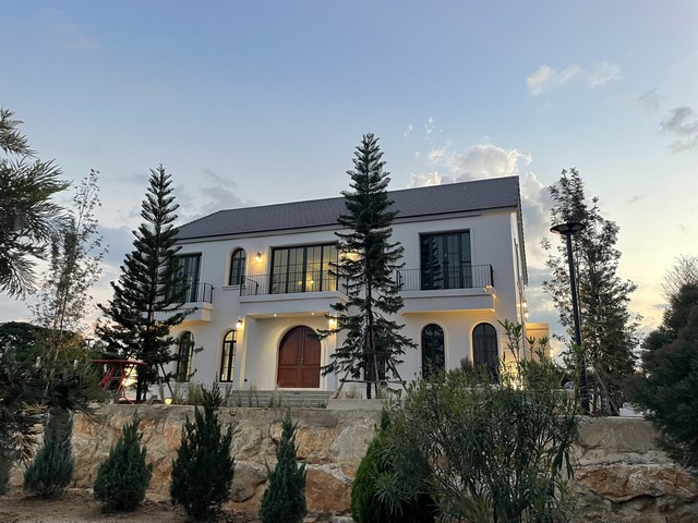 ขายบ้านเดี่ยว 2 ชั้น สไตล์ยุโรปโซนเขาใหญ่วิวภูเขาแบบพาโนรามา 180 องศา ขนาด 1 ไร่ 2 งาน บนถนนปากช่อง - วังน้ำเขียว(2235)