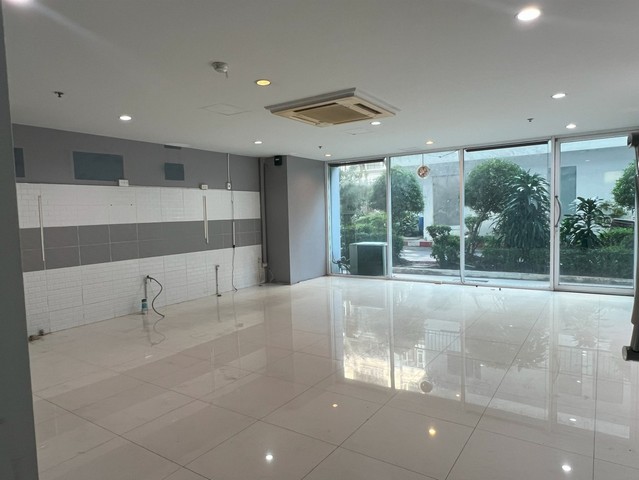 ให้เช่าห้องพาณิชย์ ชั้น 1 คอนโด Sukhumvit Living Town (อโศก) 42 ตารางเมตร ค่าเช่า 30,000 บาท