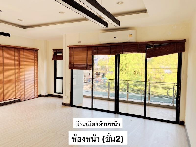 ให้เช่าตึกทาวน์โฮม 3 ชั้ ซอยรามอินทรา19 แยก 18 หัวมุมสี่แยก พื้นที่ใช้สอย: กว่า 250 ตร.ม. **ซอยติด BTS รถไฟฟ้าสีชมพู