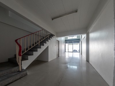 ทำเลทอง บนพื้นที่ศักยภาพ!! อาคารพาณิชย์ ตรงข้ามทางเข้าออก โรบินสันบ่อวิน ผู้คนพลุกพล่น มองเห็นเด่นชัด เหมาะกับทำธุรกิจ,