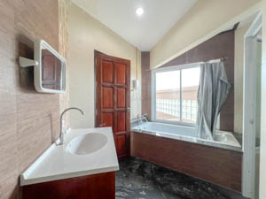 ขายด่วน!! อาคารพาณิชย์ 3 ชั้น เหมาะสำหรับทำธุรกิจ ติดถนน ตำบลบ่อผุด อำเภอเกาะสมุย จังหวัดสุราษฎร์ธานี