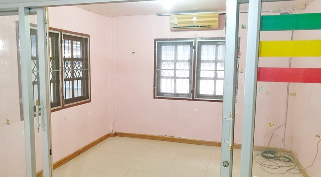 BTS แบริ่ง 5กม. คฤหาสน์เดี่ยวหรู 2 ชั้น ตลาดเลียบด่วน 2.1 กม.MRT รามอินทรา กม.6 1.3 กม.300ม.บ้าน 2ชั้น 3นอน 45ตร.วา.180 ตร.ม.เฟอร์ครบ 3แอร์