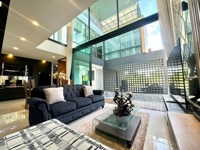 พูลวิลล่าหลังใหญ่ 3 ชั้น ตกแต่งสวยหรู เฟอร์บิ้วอิน ช้างเผือก