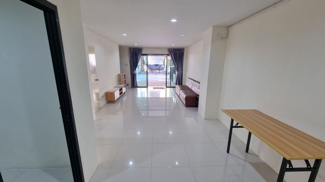 ให้เช่า ทาวน์โอม 3 ชั้น พร้อมอยู่  บ้านกล้วย-ไทรน้อย  บางบัวทอง  13500 บาท