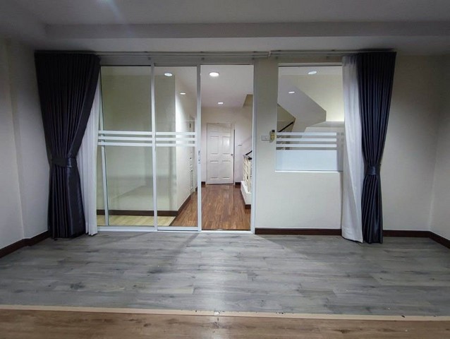 ให้เช่าทาวโฮม4 ชั้น ม. แกรนด์ เดอ วิลล์ ซ.ศรีนครินทร์ 42 โครงการติดBTS สวนหลวง ร.9 ประตู 4 skywalk เชื่อมกับห้างซีคอน  และห้างพาราไดซ์