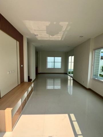 บ้านสร้างใหม่ 2 ชั้น หลังใหญ่ สไตล์โมเดิร์นมินิมอล สารภี