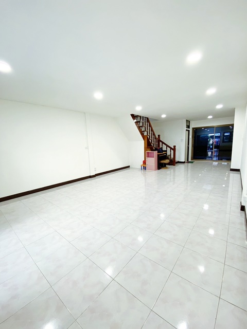 ลาดพร้าววังหิน 79-85 ให้เช่าทาวน์เฮ้าส์ 2 ชั้น เดอะแจส วังหิน500ม.2นอน 2น้ำ19ตร.วา. 2แอร์  BTS ม.เกษต