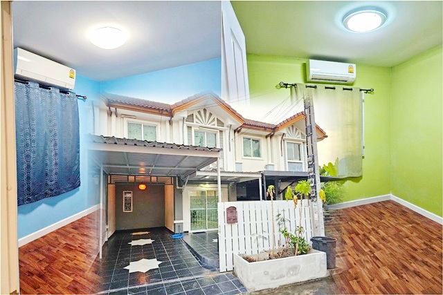 รามอินทรา ปัญญาอินทรา โลตัส 1 กม. 5 แอร์ 4นอน  ให้เช่าทาวน์โฮม  2ชั้น  22ตรว.160ตร.ม. รร.นานาชาติกลอรี่สิงคโปร์ 