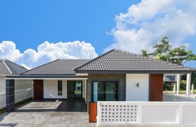  บ้านเดี่ยวสไตล์ Contemporary - Smart Home พิกัด: สันกำแพงสายใหม่ บ้านบวกค้าง เดินทางสะดวก เพียง 20 นาทีจากสนามบินเชียงใหม่ แบบบ้าน & ราคา————————————————————— แบบ B (บ้านเปล่า)* ที่ดิน 48 ตร.ว. | พื้นที่ใช้สอย 130 ตร.ม.* 2 ห้องนอน | 2 ห้องน้ำ | 2 ที่จอดรถ* ราคา: 2,590,000 บาท* ————————————————————— แบบ B (บิ้วอิน)* ที่ดิน 47 ตร.ว. | พื้นที่ใช้สอย 130 ตร.ม.* 2 ห้องนอน | 2 ห้องน้ำ | 2 ที่จอดรถ* ราคา: 2,770,000 บาท* —————————————�