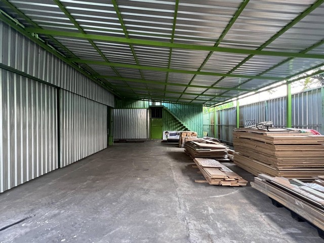 ให้เช่าโกดัง 106 ตารางวา ห้องพักหรือห้องเก็บของ 8 ห้อง  ซอยลาดพร้าว107