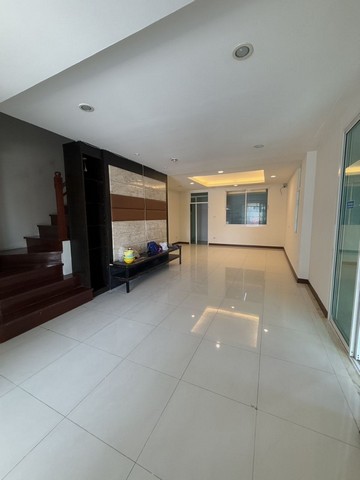 ขายบ้าน 3 ชั้น 5 ห้องนอน 5 ห้องน้ำ แขวงดอกไม้ เขตประเวศ กรุงเทพ  ราคา 3,900,000 บาท