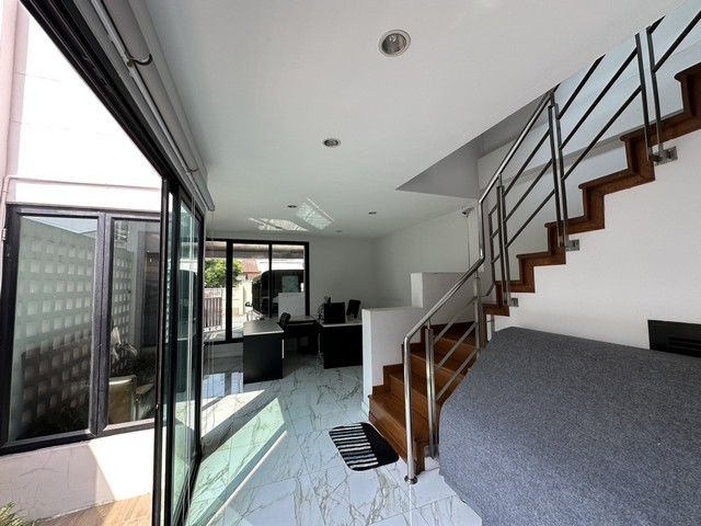  ขายทาวน์โฮม 3 ชั้น แปลงมุม ลาดพร้าว 18  ทำเลทอง ใกล้รถไฟฟ้า 3 สาย & เซ็นทรัลลาดพร้าว------------------------------- พิกัด:https://maps.app.goo.gl/yFeqEEjkcsCjZQq4A?g_st=ic------------------------------- รายละเอียดบ้าน-------------------------------* ทาวน์โฮม 3 ชั้น แปลงมุม* ขนาดที่ดิน: 33 ตร.ว.* พื้นที่ใช้สอยกว้างขวาง* 4 ห้องนอน | 3 ห้องน้ำ | จอดรถ 2 คัน* เฟอร์นิเจอร์ครบ พร้อมเข้าอยู่* ซอยลาดพร้าว 18 แยก 4------------------------------- การเดินทางสะดวก ใกล้รถไฟฟ้า 3 สาย* MRT ลาดพร้าว (BL15) – 700 ม.* ท