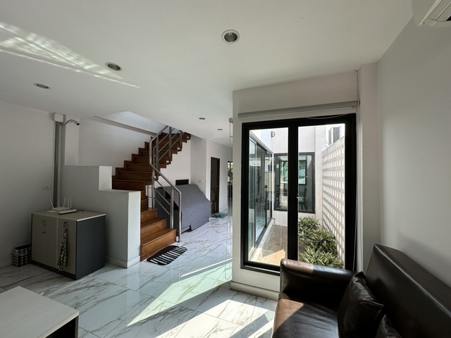 ขายทาวน์โฮม 3 ชั้น แปลงมุม ลาดพร้าว 18 ใกล้รถไฟฟ้า 3 สาย