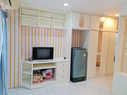 2402ACL805121 ขายคอนโดริเวอร์ปารค์ ตึก C ชั้น 8  ห้องขนาด 34.2 ตรม.  กว้าง 4 เมตร ลึก 8.6 เมตร   1 ห้องน้ำ   อาคารสูง 15 ชั้น ใกล้เซียร์รังสิต ทำเลดี ใกล้สิ่งอำนวยความสะดวก ใกล้จุดขึ้นลง ทางด่วนดอนเมืองโทล์เวย์ เฟอร์นิเจอร์!!!  -ติดวอลเปเปอร์ใหม่ - เครื่องทำน้ำอุ่นใหม่ – เครื่องซักผ้าใหม่- ตู้เสื้อผ้าบิ้วอิน - เตียง –ชั้นวางทีวี- โต๊ะเครื่องแป้ง- ตู้เย็น - ผ้าม่าน สิ่งอำนวยความสะดวกในโ