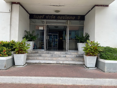 2402ACL80561 ขายคอนโดริเวอร์ปาร์ค ตึก C ชั้น 5 ห้องขนาด 34.02 ตรม. กว้าง 4 เมตร ลึก 8.6 เมตร   1 ห้องน้ำ   อาคารสูง 15 ชั้น ใกล้เซียร์รังสิต ทำเลดี ใกล้สิ่งอำนวยความสะดวก ใกล้จุดขึ้นลง ทางด่วนดอนเมืองโทล์เวย์ เฟอร์นิเจอร์!!!   -แอร์- เครื่องทำน้ำอุ่น - ตู้เสื้อผ้า - เตียง –ชั้นวางทีวี- โต๊ะเครื่องแป้ง- ตู้เย็น - ผ้าม่าน – โต๊ะกินข้าวสิ่งอำนวยความสะดวกในโครงการ อาทิ  ลิฟต์ อาคารที่จอดรถ ก