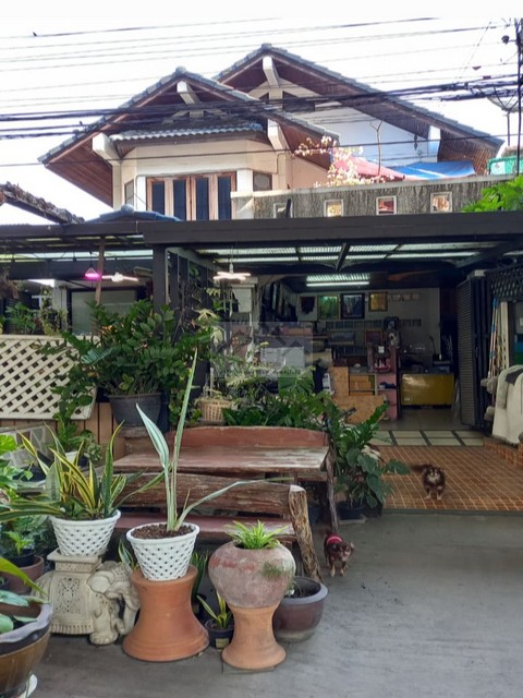 ขายด่วนที่ดินพร้อมบ้าน 2 ชั้น เขตพญาไท ย่านอารีย์ พระราม 6 ใกล้กระทรวงการคลัง ทำเลดีมาก **เหมาะลงทุนซื้อรีโนเวท 