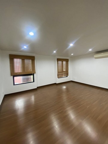 ให้เช่าอาคาร3ชั้นถ.โกสุมร่วมใจดอนเมือง 728 ตารางเมตร 8 ห้อง 6 ห้องน้ำ มี รปภ.ดูแล ใกล้สนามบินดอนเมือง