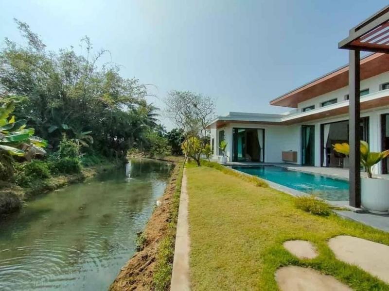 ราคาเพียง 8.9 ล้าน #พูลวิลล่าริมน้ำ #สารภี 159.8 ตรว. พูลวิลล่าชั้นเดียว #สไตล์โมเดิร์น เหมาะสำหรับอยู่เองหรือเพื่อการลงทุน