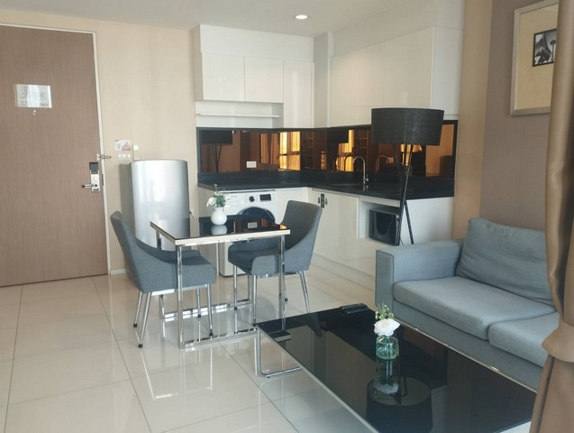 ✨ คอนโดสำหรับขาย: Movenpick Residence เอกมัยชีวิตใจกลางเอกมัย – พร้อมเข้าอยู่ทันที!รายละเอียดห้องขนาด 41.12 ตร.ม. ชั้น 161 ห้องนอน1 ห้องน้ำจอดรถได้ 1 คันอนุญาตเลี้ยงสัตว์ สิ่งอำนวยความสะดวกภายในห้องเฟอร์นิเจอร์ครบ พร้อมเข้าอยู่!วิวสระว่ายน้ำ สวย พร้อมแสงธรรมชาติครัวบิวท์อิน มีเตาไฟฟ้า เครื่องดูดควัน ตู้เย็น และไมโครเวฟเครื่องซักผ้า สิ่งอำนวยความสะดวกส่วนกลางสระว่ายน้ำ R