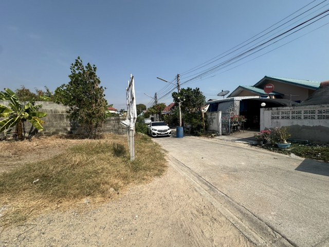 ขายที่ดิน ขนาดเนื้อที่ 200 ตร.ว. เขาพิทักษ์ 9 ใจกลางเมือง แปลงท้ายซอย ห่างจากถนนเพชรเกษม เพียง 1.4 กม. สงบเงียบ  อ.หัวหิน จ.ประจวบคีรีขันธ์