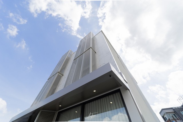 ขายบ้านแฝด 5 ชั้น ใจกลางเอกมัย สุขุมวิท 65(Ekkamai 10) พื้นที่ 580 ตร.ม.สร้างใหม่สุดหรูมีระเบียงทุกห้อง พร้อมลิฟท์