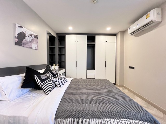 #เดอะนิชลาดพร้าว48The Niche Ladprao 48.ราคา : 1.99 ล้าน ( ค่าโอน 50 : 50 )เช่า : -แบบห้อง : 1 ห้องนอน 1 ห้องน้ำขนาด : 35 ตร.มชั้น : 5 (ห้องมุม)ทำเล : ฺMRT โชคชัย 4 600 เมตร*** ห้องรีโนเวท ใหม่ build-in สวยมากฟรีเฟอร์ฯ เครื่องใช้ไฟฟ้า* เครื่องปรับอากาศ * เครื่องทำน้ำอุ่น* ปูพื้น SPC ใหม่* โซฟาและเฟอร์นิเจอร์ใหม่หมด- สิทธิ์จอดรถยนต์ 1 คัน - ส่วนกลาง 35 บาทต่อตารางเมตร- เงินเดือน 23,000 กู้ได้ ผ่อนเริ่มต้น 9,XXX .097-4542624Line : @condo9444WeChat: twr262410.02.2