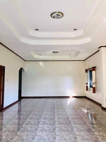 บ้านหลังใหญ่ ชั้นเดียว กว้างขว้าง พร้อมผู้เช่า สันกำแพง