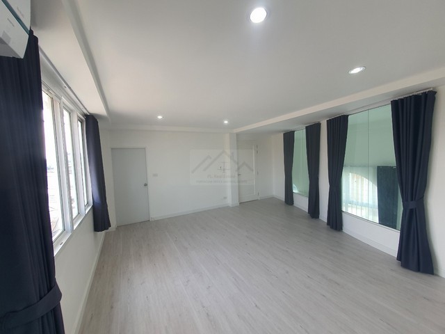 ให้เช่าโฮมออฟฟิศ 3.5 ชั้น หลังมุม 5 ห้องนอน เดอะพาร์ค ลาดพร้าว วังหิน 76 ใกล้รถไฟฟ้าพหลโยธินเพียง 5 นาที ใกล้ ม.เกษตรศาสตร์