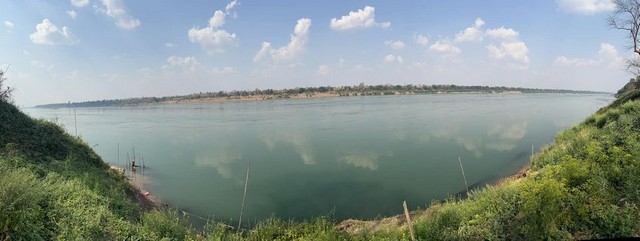 ขายที่ดินแปลงสวยริมโขง 3-3-93 ไร่ อ.เขมราฐ จ.อุบลราชธานี ใกล้สะพานไทยลาวแห่งที่6 ใกล้ อำเภอเมือง10โล เข้าจากถนนใหญ่5นาที กำบังขยาย4เลน น้ำไฟพร้อม  ถางต้นไม้ให้เรีนบร้อย หน้าน้ำ75เมตร น้ำไม่ท่วม เนื้อที่ดิน : 3-3-93 ไร่  แบ่งขายได้ 2ไร่ โฉนดครุตแดงพิกัด : ต.นาแวง อ.เขมราฐ จ.อุบลราชธานี 34170ราคาขาย : 900,000 บาท/ไร่ (2,250 บาท/ตรว) ค่าโอนคนละครึ่ง#รหัสทรัพย์ : SO662-3003สอบถามข้อมูลเพิ่มเติมโทร : 0