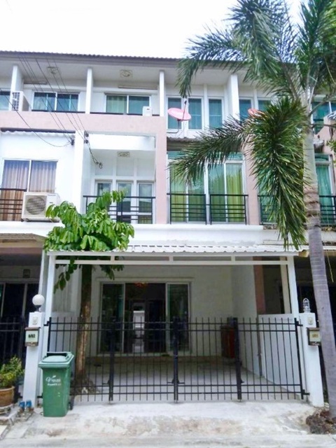 รามอินทรา62 MRT วงแหวนตะวันออก 1.2 กม. แฟชั่นไอส์แลนด์  นวมินทร์ 82  แม็กซ์แวลู 1.4กม.ทาวน์เฮาส์ 3ชั้น 3นอน 4น้ำ  22ตร.วา. 270ตร.ม.