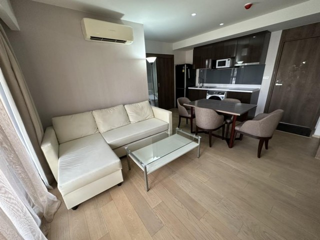 Runesu Thonglor 5 ให้เช่า ขนาด 59 ตรม.2 ห้องนอน 2 ห้องน้ำ ชั้น 5 ราคา 45,000 บาท ต่อเดือนสิ่งอํานวยความสะดวกRunesu Thonglor 5 (รูเนะสุ ทองหล่อ 5) ประกอบด้วย ที่จอดรถ เจ้าหน้าที่อำนวยความสะดวกยิม ซาวน่า ยาม และ สระว่ายน้ำที่ฉีดชำระชักโครกอัตโนมัติ มีอ่างอาบน้ำทั้ง 2 ห้องเฟอร์นิเจอร์ครบ มีเครื่องกรองน้ำดื่มที่จอดรถระบบ AUTO PARKING มี Shuttle bus บริการส่งในซอยทองหล่อมี sauna ออนเซ็น แยกชาย หญิง