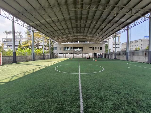 P356 ให้เช่าที่ดิน พร้อม อาคาร พระราม9 ใกล้เลียบทางด่วน ใกล้ทางด่วนพระราม9 เหมาะทำธุรกิจ ปัจจุบันเป็นสนามฟุตซอลหญ้าเทียมในร่ม 