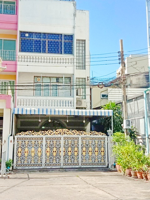 BTS สะพานตากสิน 1.8 กม. เอเชียทีค 300 ม.  รร.นานาชาติโชรส์เบอรี 800 ม.ให้เช่าทาวน์เฮ้าส์ 3.5 ชั้น มีดาดฟ้า 29ตร.วา. 360ตร.ม.4 นอน เฟอร์ครบ