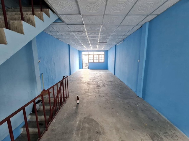 รร.อนุบาลเด่นหล้า บิ๊กซี เพชรเกษม 500 ม.ให้เช่าอาคารพาณิชย์ 3.5 ชั้น 3 นอน 2 น้ำ 19 ตร.วา.229 ตร.ม. ด้านหน้ากั้นกระจก  MRT หลักสอง 2.9 กม.