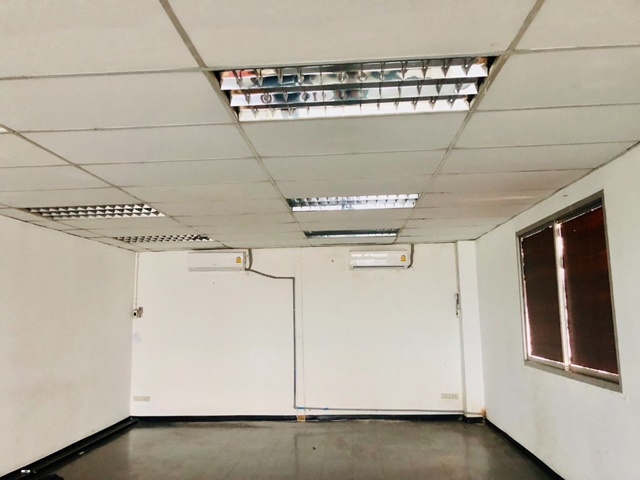 MRT ลาดพร้าว71 รร.นานาชาติสิงคโปร์  4.3 กม.เซ็นทรัล อีสท์ วิลล์ 850 ม. ให้เช่าอาคารสำนักงาน พร้อมลิพท์ ชั้น4 นาคนิวาสต้นๆ 112ตร.ม.