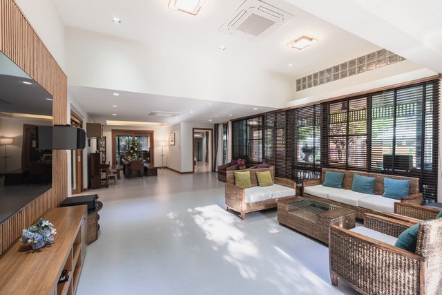 ขายบ้านเดี่ยว3ชั้นย่านรามอินทราวัชรพลเลียบด่วน หลังมุม 295ตร.ว.พร้อมสระว่ายน้ำตกแต่งพร้อมอยู่ ใกล้รถไฟฟ้ารามอินทรา40