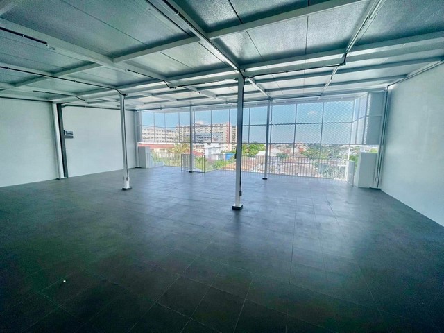 M35ขายหรือให้เช่าอาคารพาณิชย์ 4 ชั้นครึ่ง 3 คูหา มีดาดฟ้า ซอยรามคำแหง60 ทะลุกรุงเทพกรีฑา 7 ได้ ใกล้รถไฟฟ้าสถานีลำสาลี